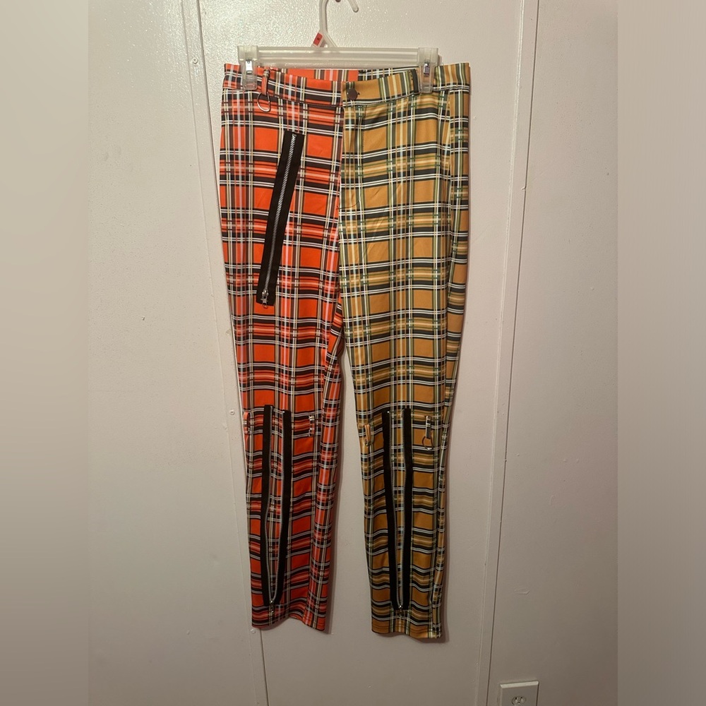 Multicolor pants, skinny legged. Size medium